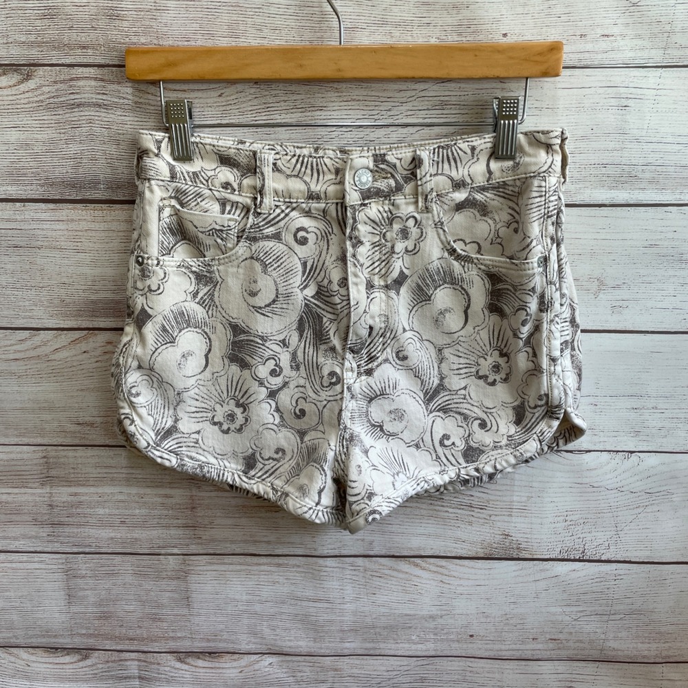 PILCRO DENIM DOLPHIN SHORTS IN CREAM
